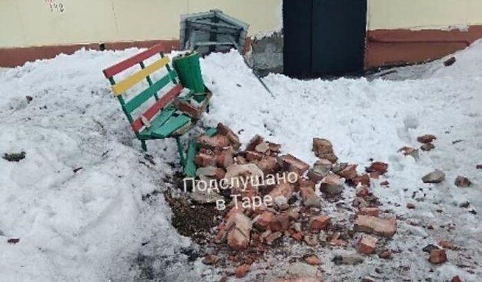 В Омской области снег сошел с крыши вместе с кирпичами