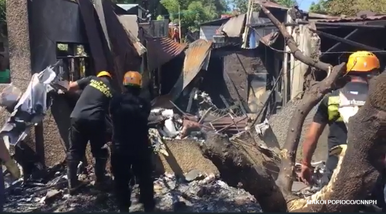 На Филиппинах на дом, в котором обедала семья, упал самолёт. Все погибли