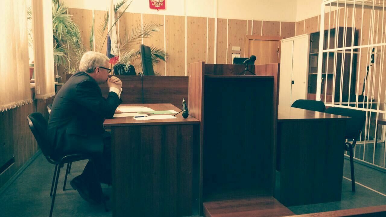 Игорь Степанов ждет возвращение судьи из совещательной комнаты