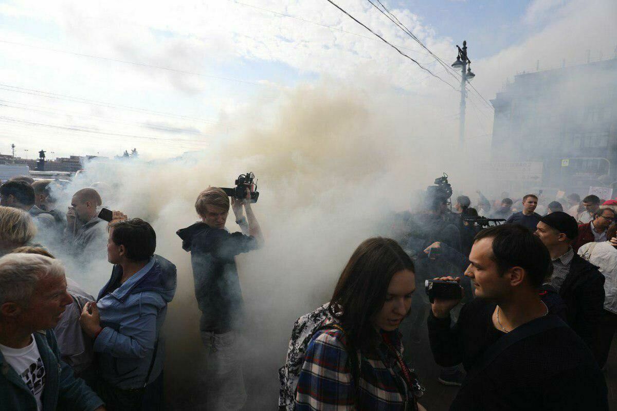 В Петербурге после вброса дымовой шашки снова начались задержания.