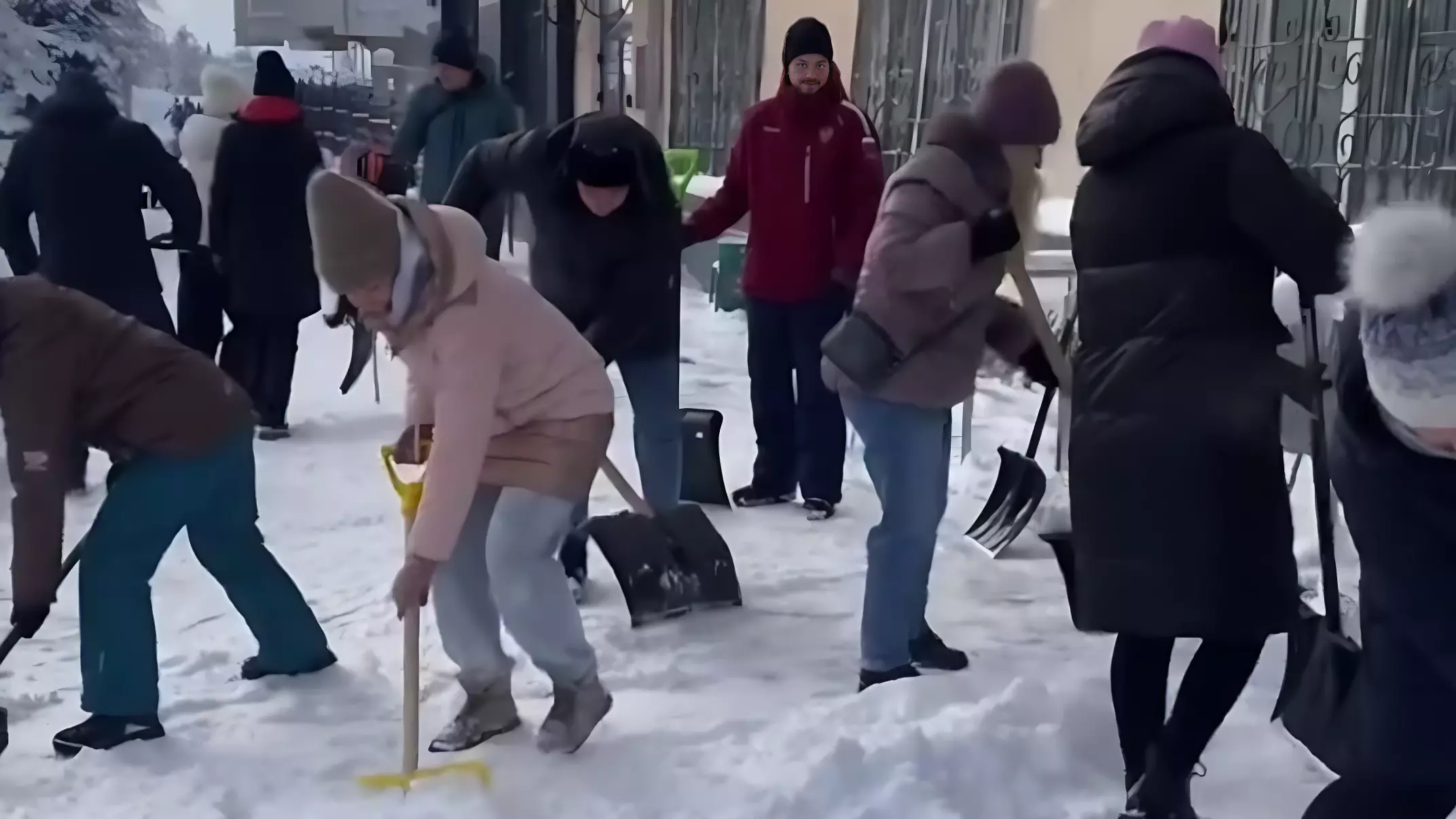 Жители Саранска вышли на уборку снега в городею.