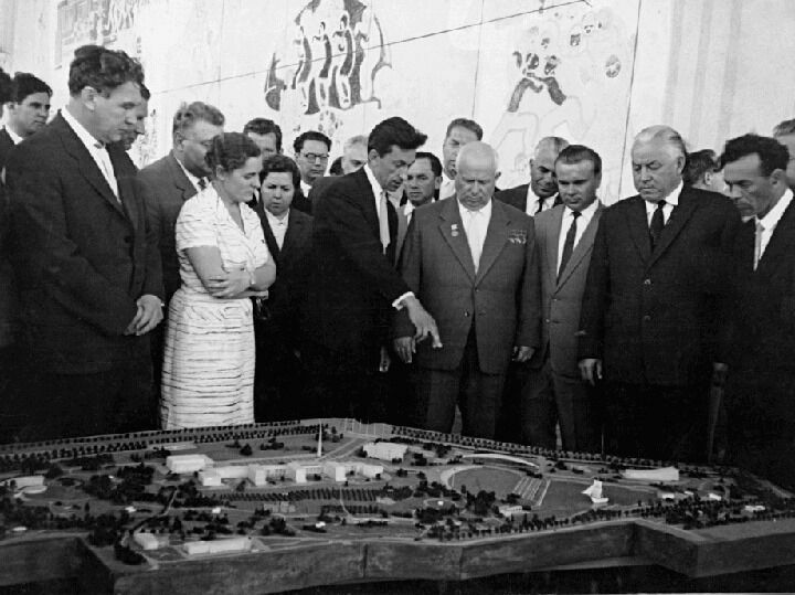 Н.С.Хрущев на открытии Дворца пионеров в 1962 г. Модернистский по тем временам проект Дворца Никите Сергеевичу  очень понравился.