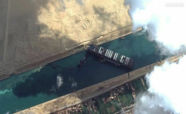 Заблокировавший Суэцкий канал контейнеровоз не удалось снять с мели