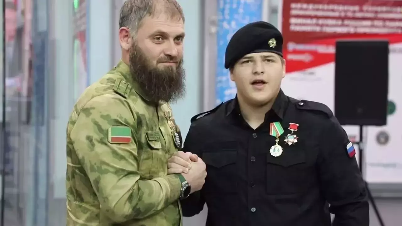 Адама Кадырова (справа) после избиения арестанта Журавеля начали награждать медалями