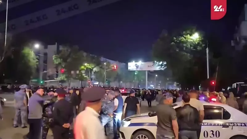 В охваченный беспорядками Бишкек ввели внутренние войска
